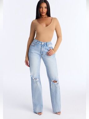 Fashion nova High Rise
Ripped Stretch Straight Leg Jeans Light Wash size 0 NWOT